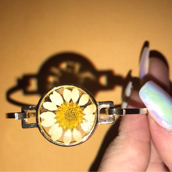 “Darling Daisy” Genuine Pressed Preserved Dried Gold Flower Floral Summer Bangle - Picture 7 of 13
